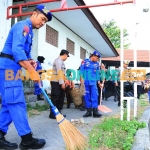 Petugas dari Polres Gresik bersama pelajar dan warga saat bersih-bersih pantai. Foto: SYUHUD/BANGSAONLINE
