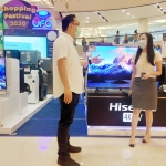 Direktur UFO Elektronik, Poedji Harixon (kiri)  bersama Kepala Marketing Communication UFO Cindy Harianto Poedji usai membuka UFO Shopping Festival 2020.