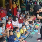 Ketua GPK Jombang, H Mujtahidur Ridho saat menghibur anak-anak korban banjir di Desa Jombok, Kecamatan Kesamben. foto: AAN AMRULLOH/ BANGSAONLINE