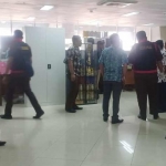 Tim Kejari Gresik saat menggeledah Kantor Dispora. foto: SYUHUD/ BANGSAONLINE