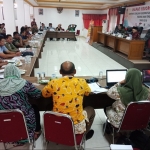 KPU Jatim menggelar rapat koordinasi dengan Tim Pemenangan Pasangan Calon di kantor KPU Jatim. Foto : DIDI R/BANGSAONLINE