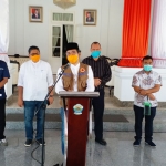 Ketua Gugus Tugas Percepatan Penaganan Covid-19 Bangkalan R. Abdul Latif Imron saat mengumumkan satu pasien konfirm Covid-19 di Pendopo Agung, Bangkalan, Jum