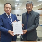 CMO PAL Willgo Zainar bersama Secretary National of Defence Delfin N. Lorenzana (kanan) setelah penandatanganan kontrak jual-beli kapal Landing Dock.