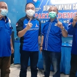 Ketua DPC Demokrat Kabupaten Mojokerto, H. Ayub Busono Listyawan didampingi Sekretaris Najib Alfalaq, dan Tim Pemenangan Pilkada Serentak Jawa Timur Irawan.