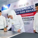 Gubernur Khofifah saat meresmikan redesain edOTEL SMKN 1 Jombang. 