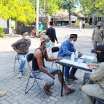 Operasi yustisi gabungan penerapan dan penegakan prokes dalam masa PPKM level 3 Covid-19, di depan Kantor Dinsos, Jl. Sukowati, Kabupaten Ngawi, Minggu (19/9).