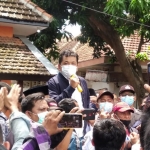 Massa Aliansi Rakyat Banyuwangi Bersatu saat berorasi di depan Kantor Bawaslu Banyuwangi. (foto: ist)