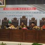 Komisioner Baznas RI Ir.Nana Mintarti, dan M.Sathori, saat menjadi pemateri di Seminar Nasional dan Pameran Raya 2017, Sabtu-Minggu (16-17/12), di gedung DPRD Kota Malang. Foto: IWAN IRAWAN/BANGSAONLINE