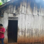 Salah satu rumah warga miskin yang dapat program dari pusat untuk bedah rumah. foto: HABIBI/ BANGSAONLINE