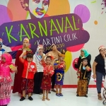

Kemeriahan anak-anak memperingati Harui Kartini bersama Kokola HALAL di Atrium LG ITC Mega Grosir Surabaya, kemarin.  
