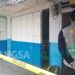 Garis polisi nampak dipasang di toko emas milik Askuri setelah disatroni kawanan perampok. foto: AKINA/ BANGSAONLINE