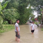 Camat Cerme Umar Hasyim saat memantau desa-desa di wilayahnya yang terendam banjir. Foto: Ist.