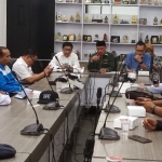 Ketua DPRD Gresik Moch Abdul Qodir didampingi Ketua Komisi IV Mohammad dan Syaiku Busiri saat bertemu para perwakilan serikat buruh (sekber) se-Kabupaten Gresik, Jumat (5/5/2023). Foto: SYUHUD/ BANGSAONLINE