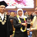 Rektor Unair, Prof. Dr. Mohammad Nasih, S.E., MT., Ak., CMA., menyerahkan langsung penghargaan alumni berprestasi kepada Khofifah Indar Parawansa saat Sidang Universitas dalam rangka Dies Natalies Unair ke-65.