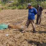 Petugas saat mengevakuasi korban pembacokan.