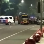 Tampak polisi dan Tim Gegana Polda Jatim melakukan pengamanan dan pemeriksaan di depan Royal Plaza usai ditemukannya sebuah tas.