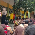 Azzeldine Aliya Zahira saat memberikan pemaparan pada siswa SDN Gunung Anyar Surabaya.