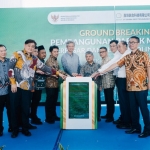 Wakil Gubernur Jawa Timur Emil Elestianto Dardak bersama Bupati Fandi Akhmad Yani saat ground breaking pembangunan pabrik melamin di KEK JIIPE. foto: ist.

