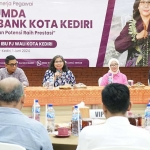 Pj Wali Kota Kediri Zanariah (pegang mik) saat memberi sambutan. Foto: Ist. 