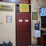 Ruang tahanan di Gedung Satreskrim Polres Pasuruan. Tujuh tahanan dilaporkan kabur dari ruangan tersebut.