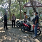 Anggota Polsek Lamongan Kota saat melakukan olah TKP