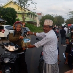 KH. Abdul Jalil Talha, Sekretaris Dewan Syuro DPC PKB Bangkalan saat membagikan takjil di depan kantor DPC PKB Bangkalan, Rabu (5/5/2021).