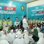 Cabup Qosim saat menyampaikan program di hadapan warga. (foto: ist)