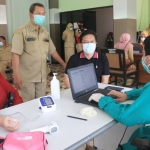 Pemkot Pasuruan melalui Dinas Kesehatan Kota Pasuruan melaksanakan vaksinasi Covid-19 tahap kedua.