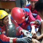 Proses pembukaan borgol tahanan yang macet di Polsek Semampir, Surabaya. Foto: Ist.