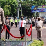 Kapolres Pasuruan, AKBP Erick Frendriz, saat memimpin jalannya apel penghargaan dan penyerahan Ranmor dinas R2 di halaman Mapolres Sarja Arya Rancana.