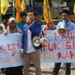 Puluhan aktivis PMII saat aksi di DPRD dan bundaran Penceng.