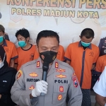 Kapolres Madiun Kota, AKBP Suryono, saat memberi penjelasan terkait tangkapan dalam Operasi Pekat 2022.