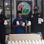 Kasatnarkoba Polres Kediri AKP Ridwan Sahara (kanan) memamerkan tersangka Dedi Suko Prasetyo (tengah) dan barang bukti ratusan ribu Pil Dobel L dan Pil Y kepada awak media. foto: ist.