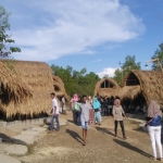 Bukit Kampung Toronan Samalem memiliki pesona keindahan alam yang sangat menarik.  Tampak tempat-tempat untuk bersantai beratapkan alang-alang padi sehingga terkesan alami.