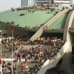 Gedung DPR/MPR RI tempat para anggota DPR RI yang terhormat sekaligus tampat menyampaikan aspirasi mahasiswa dan rakyat. Tapi jika aspirasi tersumbat gedung megah itu justru diduduki para demonstran. Tampak gedung DPR RI sedang duduki mahasiswa yang menuntut Presiden Soeharto lengser pada 1998. 