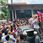 Ribuan massa saat menuntut penutupan Masjid Usman Bin Affan di Desa Nyalabuh Laok, Pamekasan. Foto: DIMAS M. S./ BANGSAONLINE
