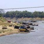 MERUSAK: Aktivitas penambangan pasir di Sungai Bengawan Solo saat kemarau yang semakin marak. foto: eky nurhadi/BANGSAONLINE