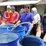 KSR PMI Unit Unirow Tuban saat mendistribusikan air bersih ke Desa Genaharjo, Kecamatan Semanding.