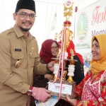 Plt. Wali Kota Pasuruan Raharto Teno Prasetyo memberikan piala kepada pemenang Festival Bandeng Jelak.