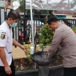 Kapolres Ngawi saat memasuki mapolres untuk cuci tangan.