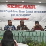 Dari kiri: Hari Putri Lestari (PDIP), Kuswanto (Demokrat), Achmad Rubaie (PAN), Airlangga Pribadi (The Initiative Institute), Hari Fitrianto (FISIP Unair) saat seminar dan deklarasi Pilgub Jatim Damai, Berkualitas dan Berintegritas di Hotel Sahid. Foto: DIDI ROSADI/BANGSAONLINE