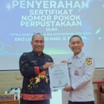 Kepala Dinas Kearsipan dan Perpustakaan (Disarpus) Kota Kediri, Eko Lukmono (kanan) saat menyerahkan sertifikat Nomor Pokok Perpustakaan kepada Kasi Binadik Lapas Kediri, Harry Suryadi Poespo Hardjono. (Ist)
