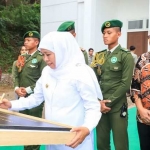 Gubernur Khofifah saat meresmikan Gedung Asrama Raden Patah 3 dan Rumah Makan Putri Campa Lantai 2 milik SMA Negeri 5 Taruna Brawijaya Kota Kediri, Jumat (2/2).
