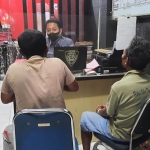 Dua pelaku saat dimintai keterangan di Mapolres Tuban.