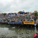 Perahu nelayan ditambatkan akibat gelombang tinggi. foto: SYUHUD/ BANGSAONLINE