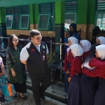 Bupati Kediri, Hanindhito Himawan Pramana, saat menyapa siswa SMA Dharma Wanita 1 Pare Boarding School. Foto: Ist