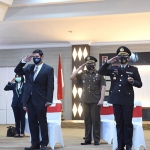 Wali Kota Kediri Abdullah Abu Bakar (nomor 2 dari kiri) bersama Forkopimda Kota Kediri saat mengikuti upacara secara daring. (foto: ist).
