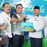 Henry Pradipta Anwar (tiga dari kiri) dalam sebuah kesempatan bersama para pengurus DPC PKB Kota Blitar.