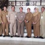 Sekkab M Najib, foto bersama pejabat usai one week program. foto: syuhud/BANGSAONLINE