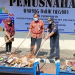 Kepala Kantor KPPBC TMC Kediri, Sunaryo (dua dari kanan), bersama pejabat yang hadir saat membakar barang milik negara. Foto: MUJI HARJITA/ BANGSAONLINE